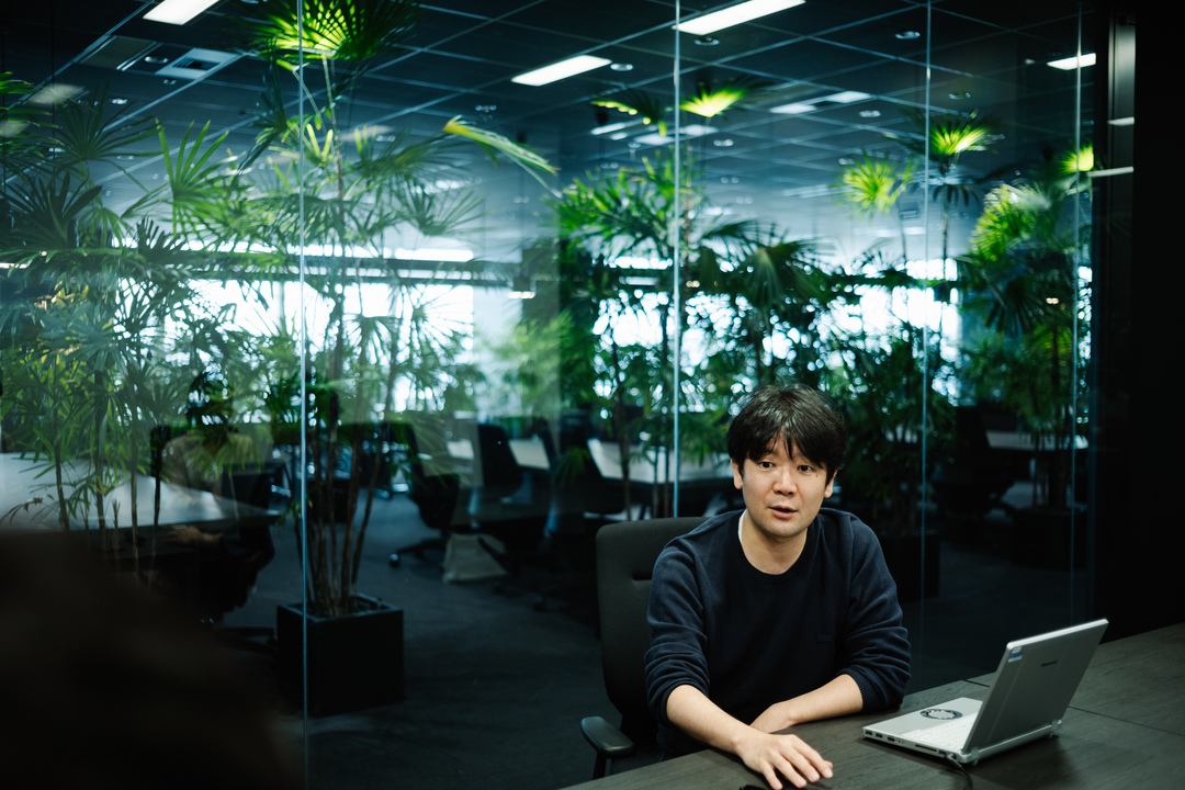 インタビューに答える井上さん