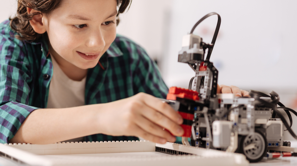 ロボットを作る少年