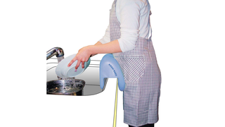 シンクに引っ掛けて、もたれるだけ。台所仕事で腰のつらさが楽になるクッション