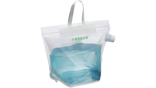 こぼれにくくて注ぎやすい。大容量なのにコンパクトにたためる非常用給水袋