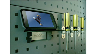 磁石でくっつくスマホスタンドがデスクの小物置きにも便利。使わないときは平らにできるよ