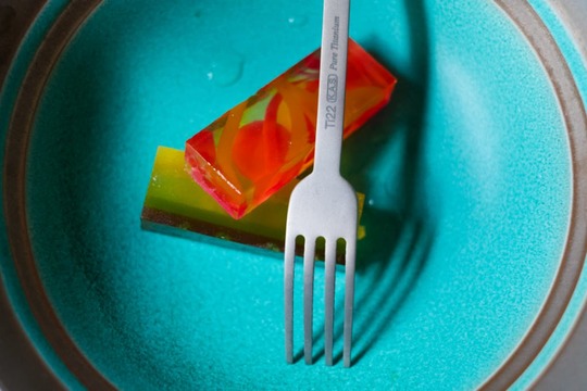 知る人ぞ知る最強素材、高純度チタン。カトラリー素材として超優良なワケ