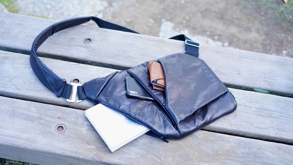極薄設計で体にフィットするクロスバッグ「Baggizmo」を使ってみた