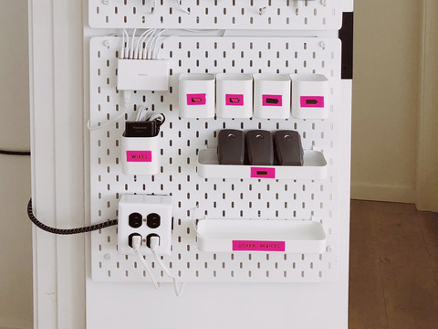 真似したい！ガジェットをいっぺんに充電できるドア・マウント型収納