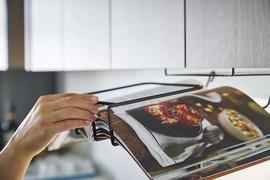 戸棚に差し込むだけで場所をとらない書籍・タブレットスタンド。動画を見ながら料理ができる