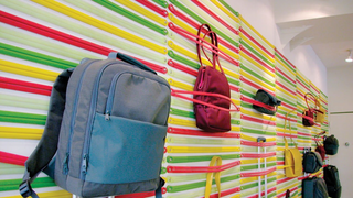 部屋のデッドスペースを有効活用し、壁に収納できるストラップ【今日のライフハックツール】