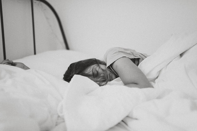 ベッドで眠る女性