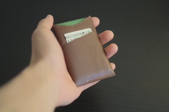 年末は財布の中身も強制断捨離!?海外でも人気のミニマル財布シリーズ最新作はキャッシュレス時代にふさわしい究極のシンプルさ