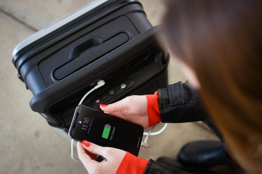 スマートスーツケースデビューするならPLEVOで決まり。驚きの機能満載で移動がよりスムーズで快適に