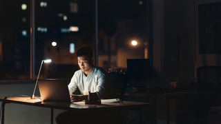 「座りすぎ」が引き起こす4つの健康リスク(と、それを避ける方法)