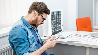 スマホの使用でかかる体への影響：下を向くほど負荷は大きくなる