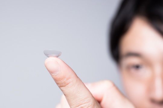 新技術を使った「光を調節するコンタクトレンズ」が登場。目の負担を減らそう
