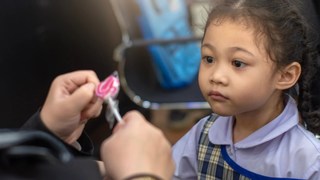 大好きなお菓子を子どもの前で堂々と食べる小技6選