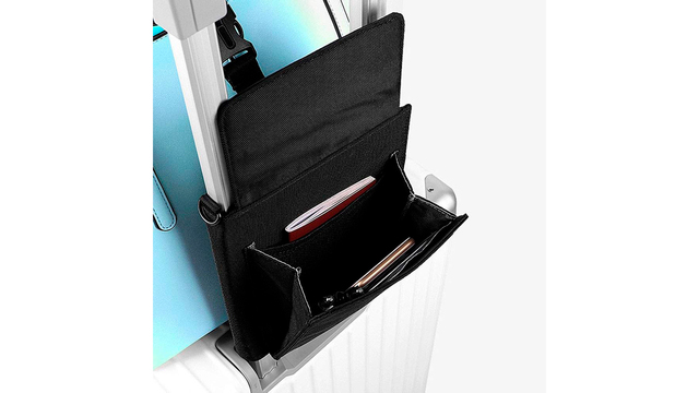 スーツケースの荷物固定ベルトに小物入れが合体。スマホや財布をさっと取り出せる