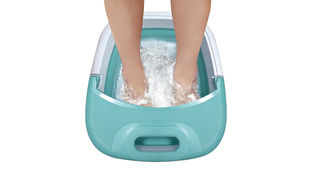 保温機能で読書しながら快適な足湯。折りたたんで隙間収納も可能なフットバス