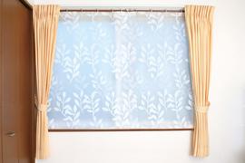 窓の前にさっとかけるだけ。冷気をシャットアウトし、節電も見込めるカーテン