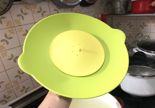 1つで4役！便利な｢シリコン製鍋ぶた｣があれば、もう吹きこぼれない