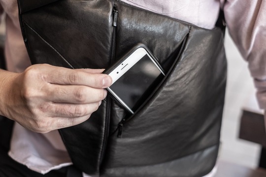 間もなくキャンペーン終了。コートの下でもかさばらない薄さ1.5cmクロスバッグ｢Baggizmo｣