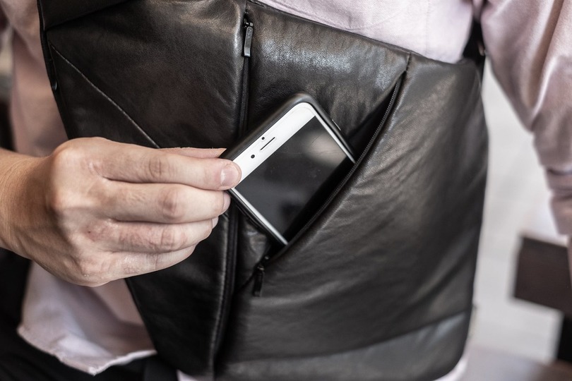 残り1日!薄さ1.5cmで体の動きを邪魔しないクロスバッグ「Baggizmo」