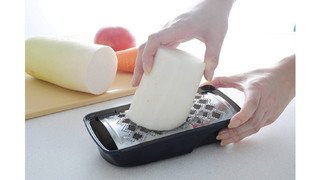 軽い力でふわっふわ! このおろし器なら、大根も長芋もリンゴもおまかせだよ