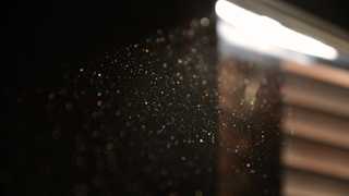 ｢照明を消すと汚れがよく見える｣って本当？ そういえばPCの画面も…