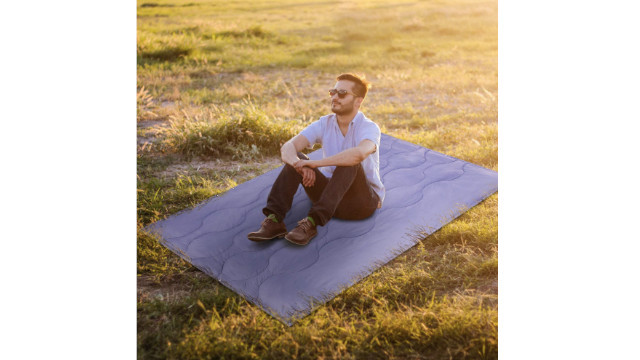 ポンチョやクッション、敷布団に変身。小さくたためて温かく軽量なブランケット