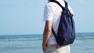 旅先やデイリーユースにももってこい。ミニマルかつシンプルに荷物を持ち歩きたいなら多機能ナップサックが便利