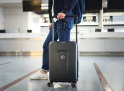 着脱可能バッテリーで飛行機預け入れもOK!スマートスーツケースPLEVOでより快適便利な移動体験を