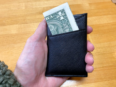 キャッシュレス時代にぴったり!?垂直スロットでカード10枚がぴたっと収まるミニマル財布を使ってみた
