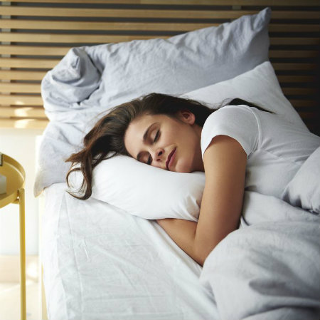 眠っている女性
