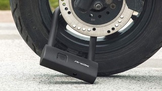 タッチするだけでスムーズに開錠する、指紋認証式の頑丈U字ロック【今日のライフハックツール】