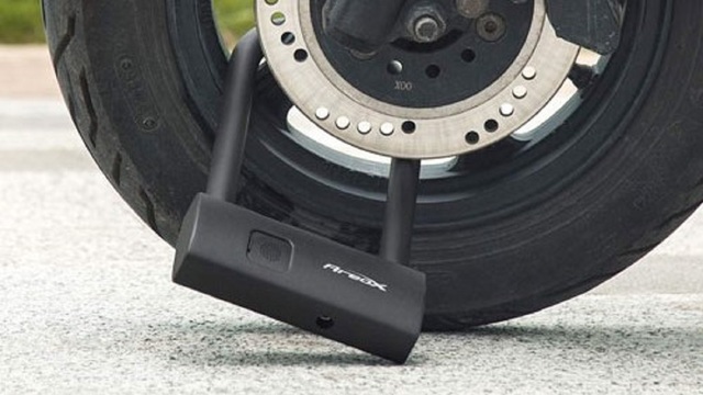 タッチするだけでスムーズに開錠する、指紋認証式の頑丈U字ロック【今日のライフハックツール】