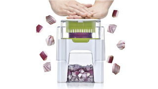 スープやサラダに便利！ 野菜をコロコロにカットでき、そのまま保存容器になるカッター