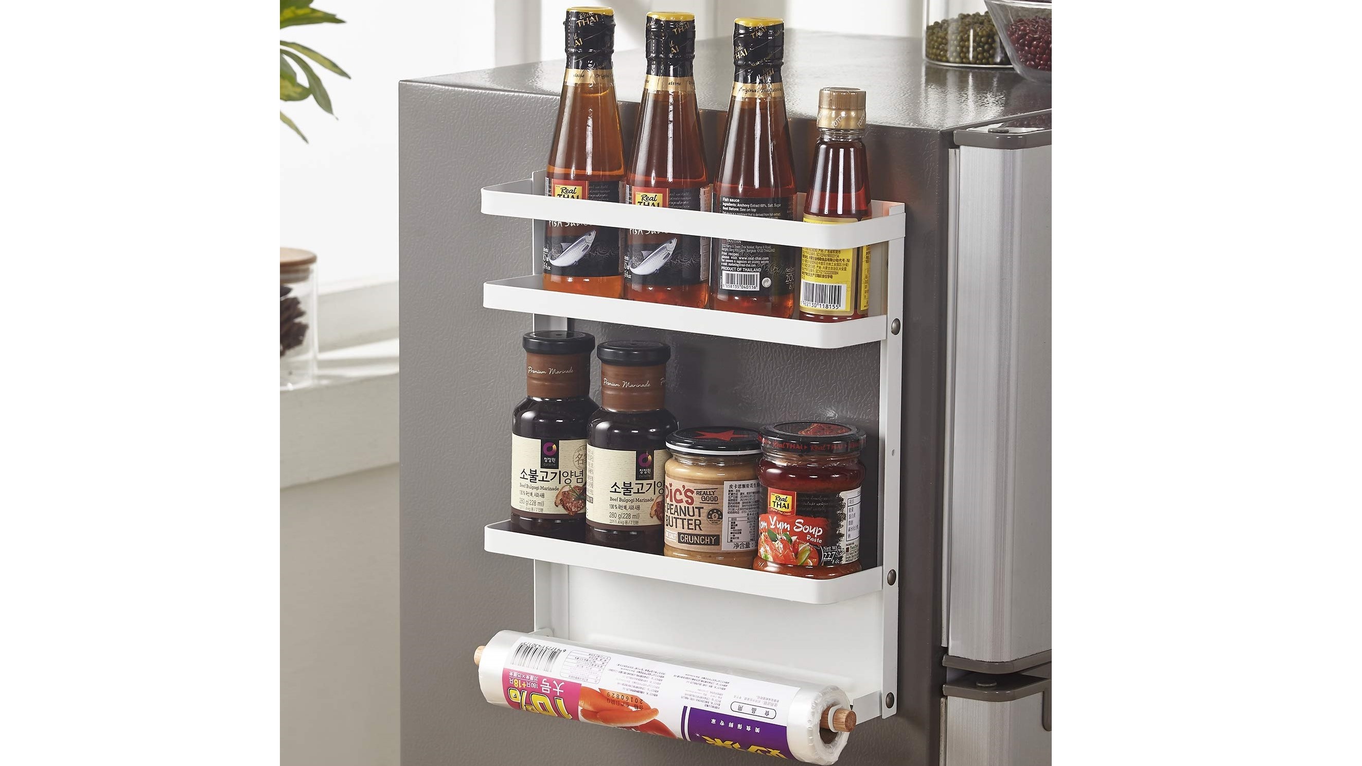 ペタッと貼るだけで冷蔵庫のサイドのスペースを活用できて 折りたためるマグネット式収納ラック ライフハッカー 日本版