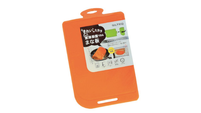 レンジでチンするだけで、99.9％除菌できるまな板。鍋に丸めてインして煮沸消毒も可能