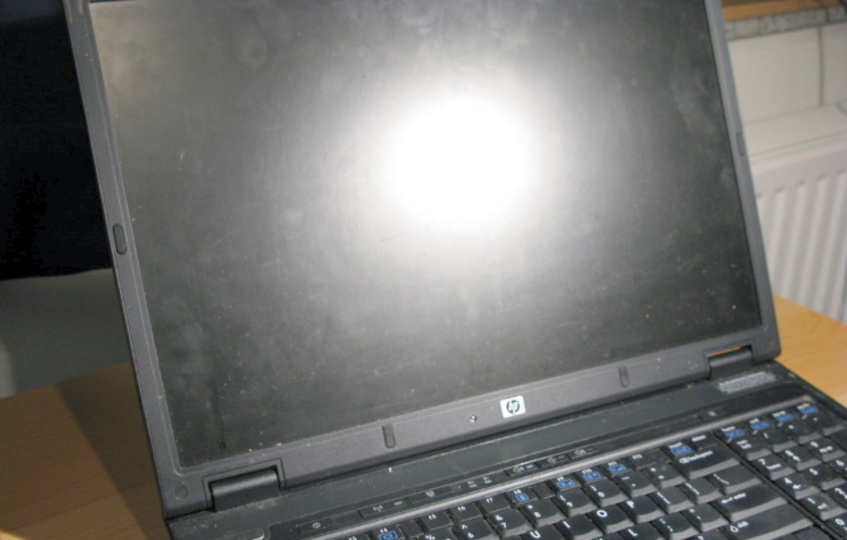 手垢などで画面の汚れたノートPC