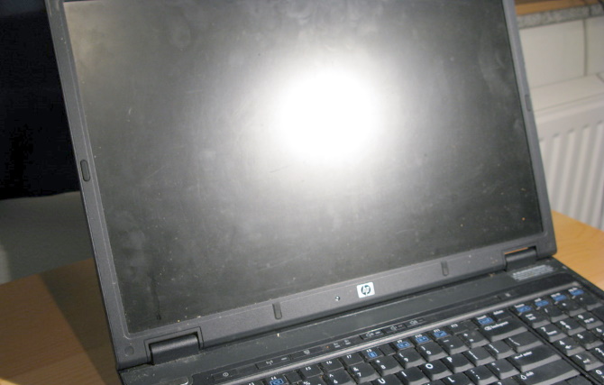 手垢などで画面の汚れたノートPC