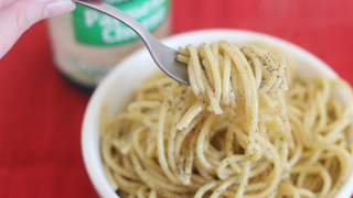 フォークでパスタを掬う