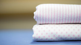 ベッドのボックスシーツをきれいに畳む方法はこれだった