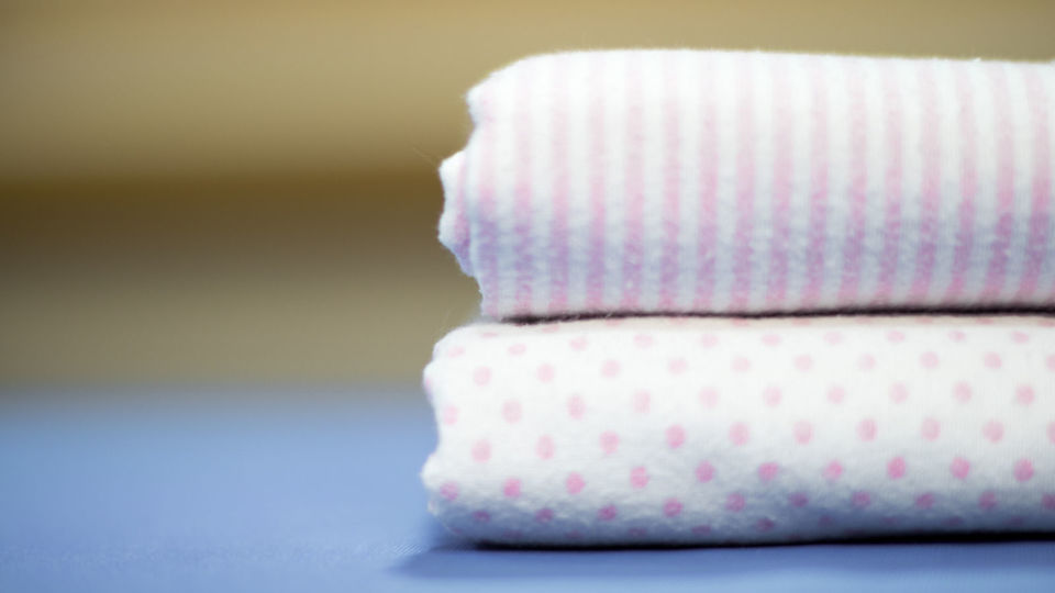 ベッドのボックスシーツをきれいに畳む方法