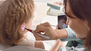 超小型カメラ内蔵で、内部を確認できる新世代の耳かき棒【今日のライフハックツール】