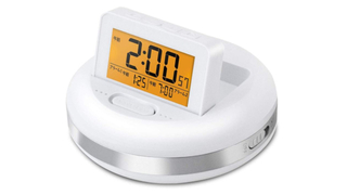 【本日のセール情報】Amazonタイムセールで、枕の下に入れて使う振動式目覚まし時計や1,000円台の多機能な8連折りたたみハンガーがお買い得に