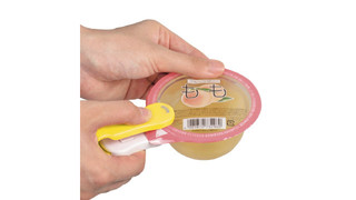 ゼリーやお豆腐、お菓子の袋がキレイに開かない問題を気持ちよく解決するカッター