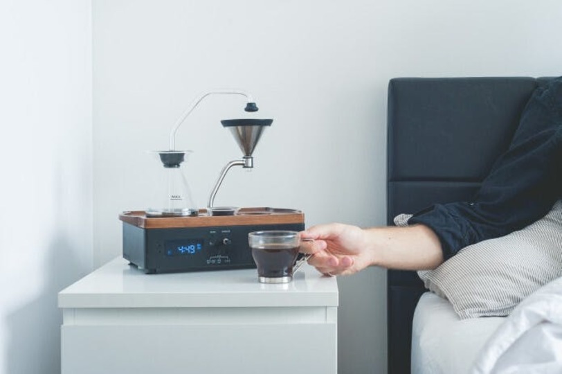 目覚めの一杯が起きてすぐに飲める! コーヒーの香りで贅沢な朝を迎えられる時計「The Barisieur」