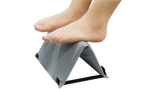 パッと開いて足を乗っけるだけ。移動やオフィスで便利な軽量・コンパクトなフットレスト