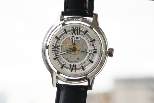 職人の情熱が伝わる逸品。これからのギフトシーズンにぴったりな重厚感溢れる機械式時計