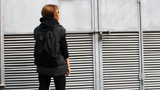 バッグに派手さは求めない。そんな方におすすめしたい、シンプルisベストを形にしたナップサック型バッグ「KARRY3.0+」