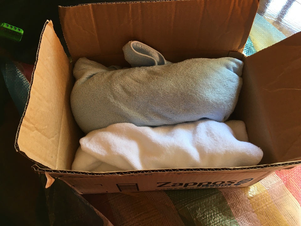 段ボールに荷物を梱包したところ