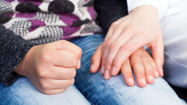 離婚、病気、友人の死。悪い知らせを子どもにうまく伝える方法は？