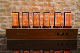 置くだけで部屋のオシャレ度がグッとアップしそう。レトロ感あるネオンサイン的な佇まい「Gixie Clock」
